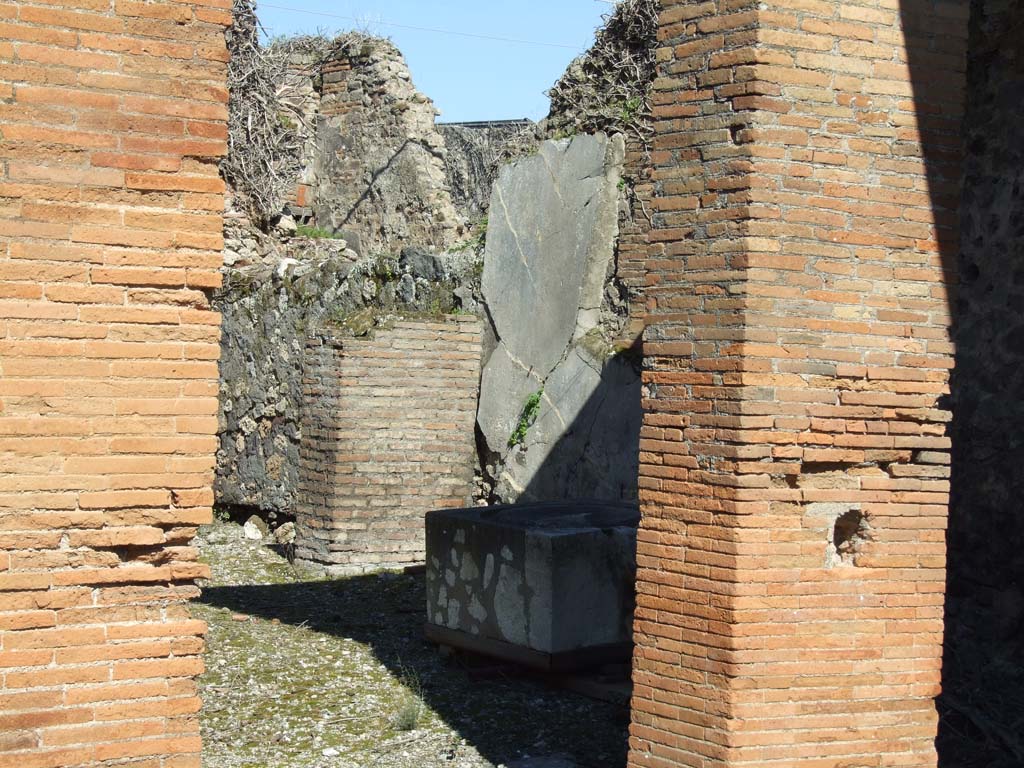 VII.4.25 Pompeii. December 2005. Shop, in the background is the oil press found in VII.14.14. See Eschebach, L., 1993. Gebäudeverzeichnis und Stadtplan der antiken Stadt Pompeji. Köln: Böhlau. (p.277)
