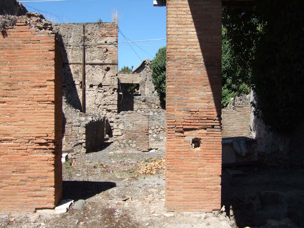 VII.4.25 Pompeii.  September 2005.  Excavation in floor of shop.