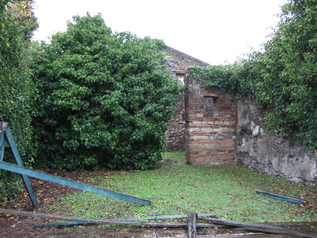 VII.4.29 Pompeii. March 2009. Large Triclinium on north side of Shop.