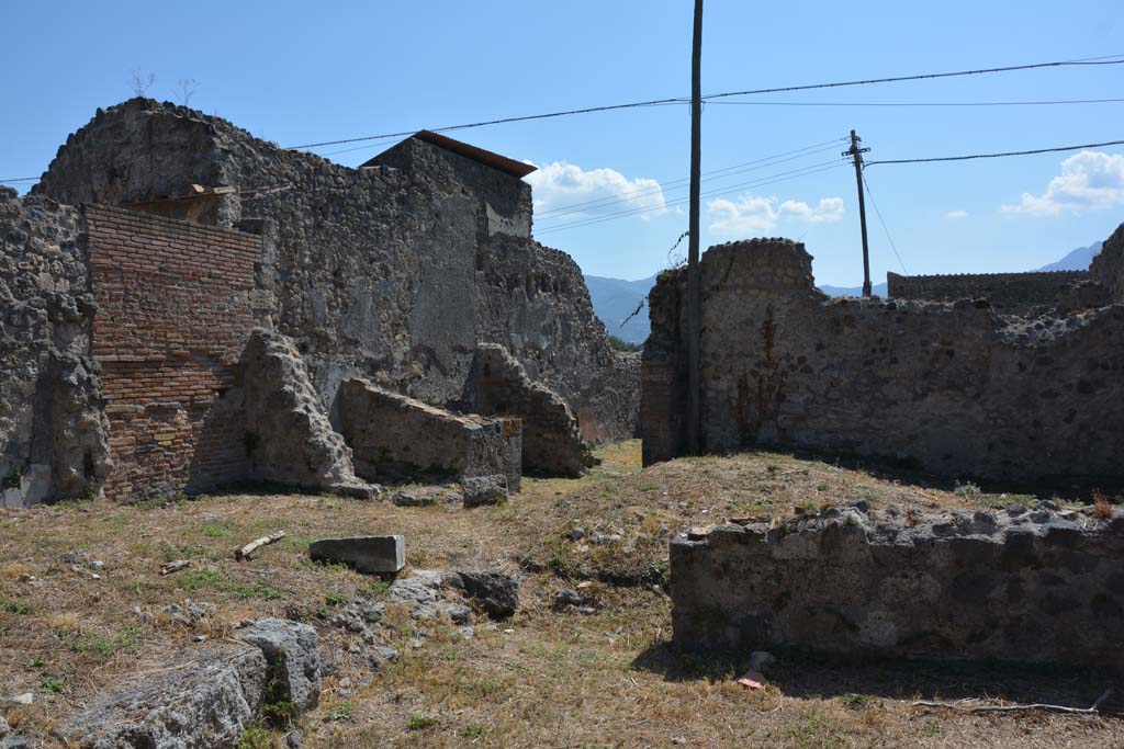 VII.4.29 Pompeii. September 2019. Looking south-east from peristyle of VII.4.57, towards rear of house at VII.4.29, in centre.
Foto Annette Haug, ERC Grant 681269 D�COR.

