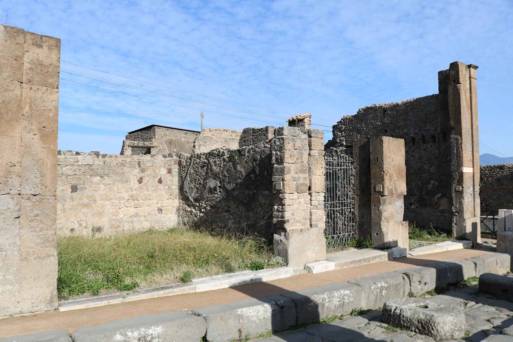 VII.4.30 Pompeii. December 2005. North-east corner, beneath the greenery would be a door to atrium of VII.4.31, blocked in antiquity.
