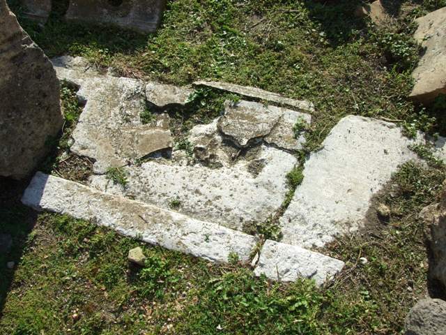 VII.4.31 Pompeii.  March 2009.  Room 23.  Exedra, West wall.