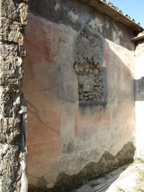 VII.4.31 Pompeii. March 2009. Room 27. Cellar. East wall. Lararium. Small Niche, Garland and Serpent Painting.
