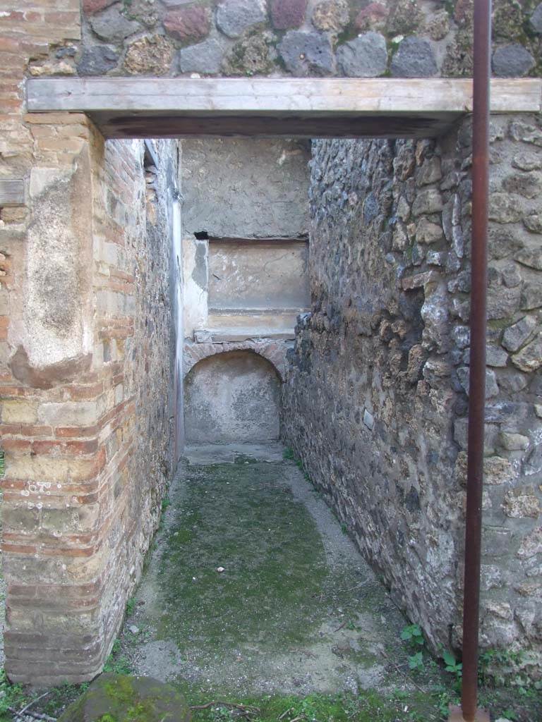 VII.4.31 Pompeii. March 2009. Middle Peristyle. Looking north east.