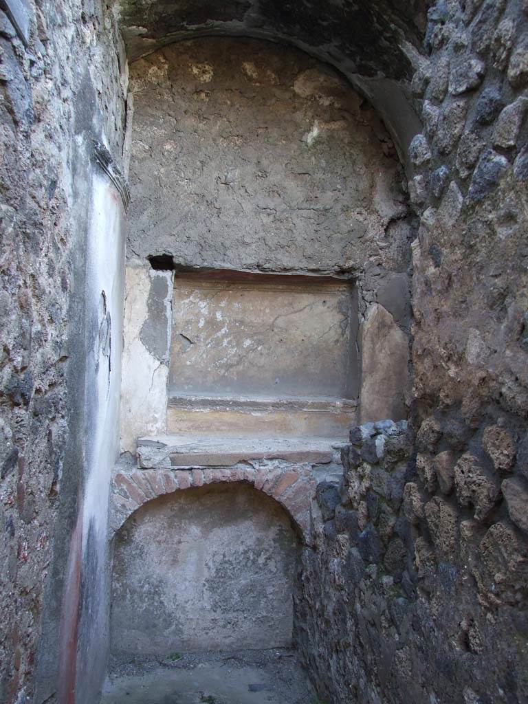 VII.4.31 Pompeii. March 2009. Middle Peristyle. West side of Fish pool.