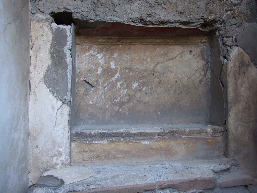 VII.4.31 Pompeii. March 2009. Middle peristyle. West side of fish pool with amphora inserted in pool walls for fishes to shelter and to breed.