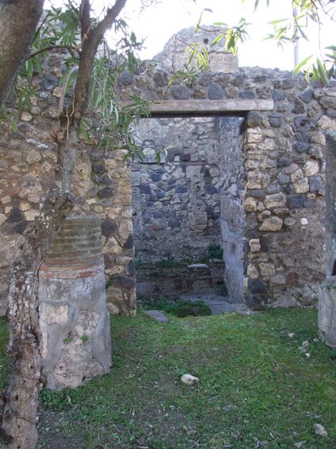 VII.4.31 Pompeii. March 2009. Middle peristyle, showing remains of columns, and water-spouts.