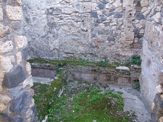 VII.4.31 Pompeii.  March 2009.  Looking south west across Middle Peristyle.