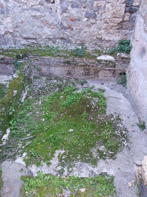 VII.4.31 Pompeii.  March 2009.  Room 32, at front, with Doorway into Room 33. Looking west.
