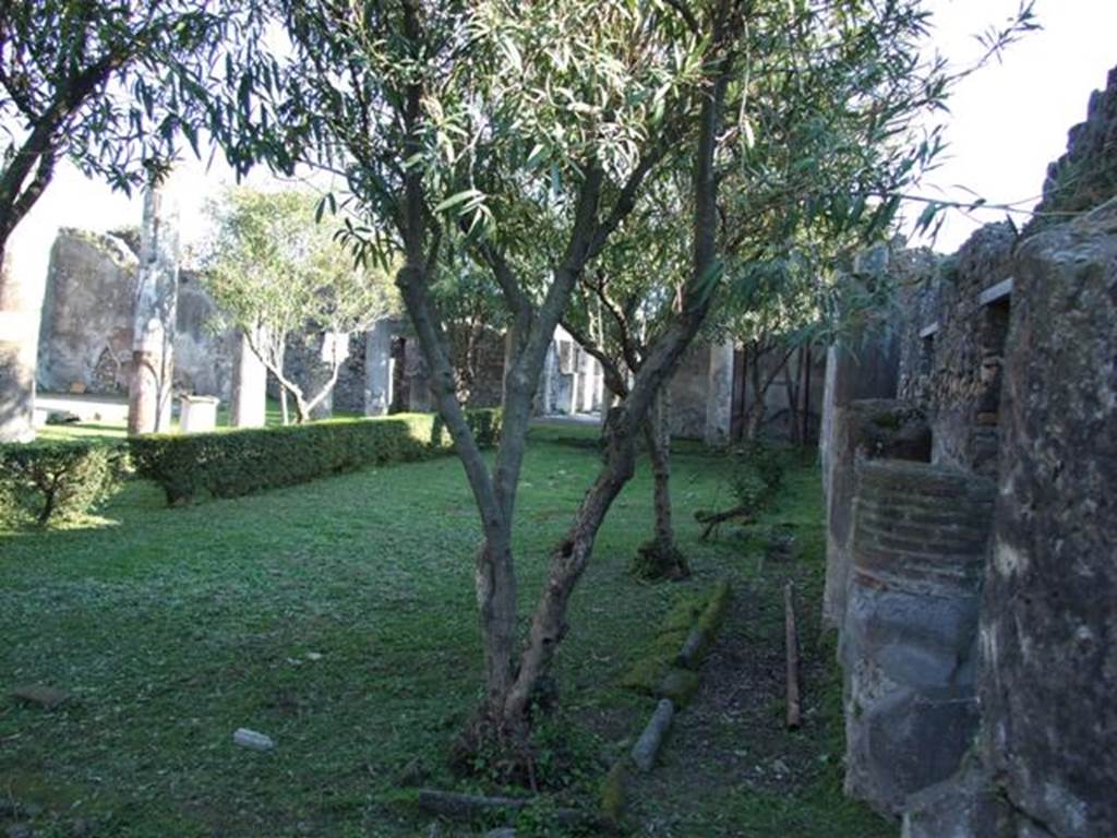 VII.4.31 Pompeii.  March 2009. Room 33.  Remains of Niche.