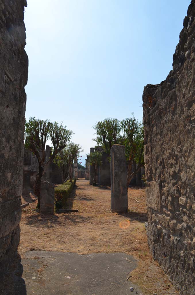 VII.4.31/51 Pompeii. September 2019.
Looking south across north peristyle from entrance corridor at VII.4.51.
Foto Annette Haug, ERC Grant 681269 DÉCOR.