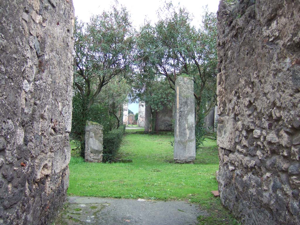 VII.4.31/51 Pompeii. December 2005. Fauces 49.
Looking south across the north peristyle, towards the main entrance at VII.4.31.
