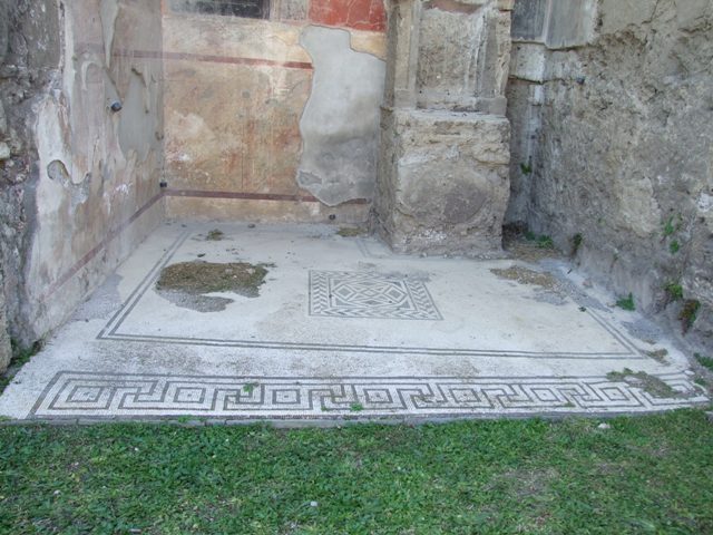 VII.4.31 Pompeii. March 2009. Room 6, painted figure on upper west wall of ala..