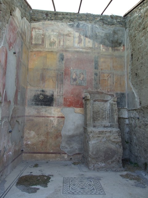 VII.4.31 Pompeii. March 2009. Room 6, west wall of ala. Wall painting of Apollo and Daphne. On the left is Apollo, on the right Daphne.