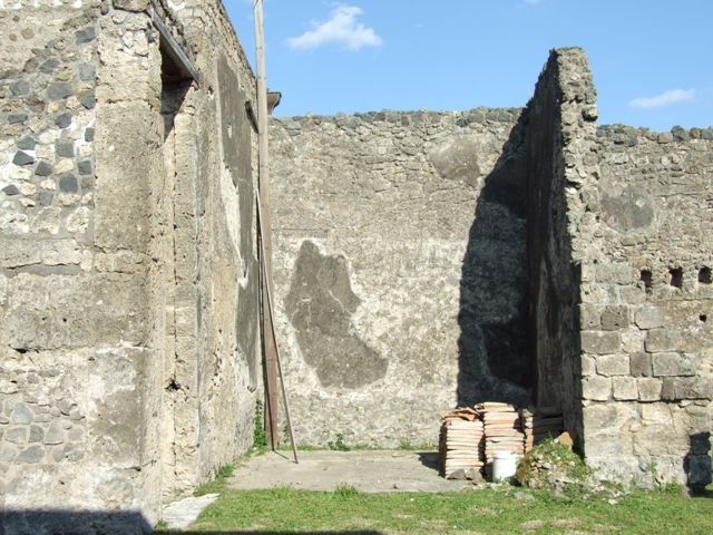 VII.4.31 Pompeii. March 2009. Room 7, east wall of ala.