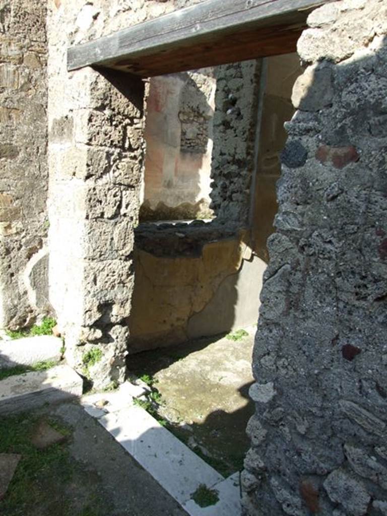 VII.4.31 Pompeii. March 2009. Doorway to Room 12. Oecus.