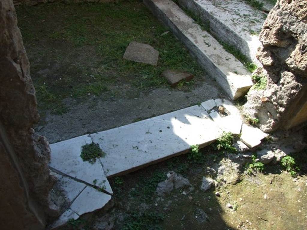 VII.4.31 Pompeii. March 2009. Room 12. Door threshold from Oecus to corridor.