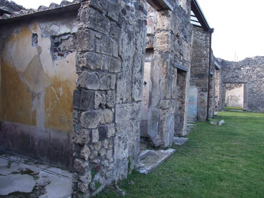 VII.4.31 Pompeii. March 2009. West side of Middle Peristyle. Looking north.