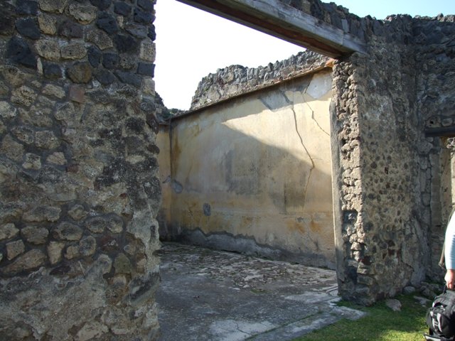 VII.4.31 Pompeii. March 2009. Room 18, south wall of exedra.