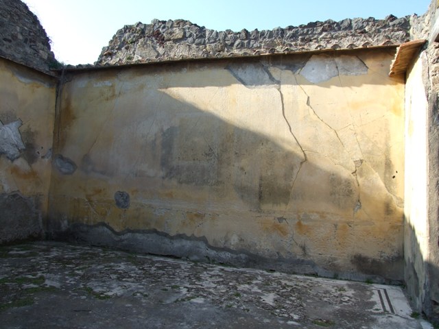VII.4.31 Pompeii. March 2009. Room 18. Exedra. Wall painting in central panel on south wall. “The Eros Shop”.