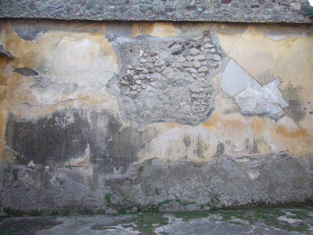 VII.4.31 Pompeii. March 2009. Looking east across Middle Peristyle, from Exedra, Room 18.