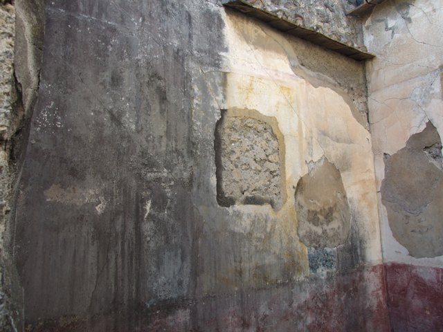 VII.4.31 Pompeii.  March 2009.  Room 21. Triclinium.  South wall.
