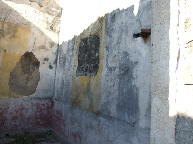 VII.4.31 Pompeii.  March 2009.  Room 21. Triclinium.  East wall.