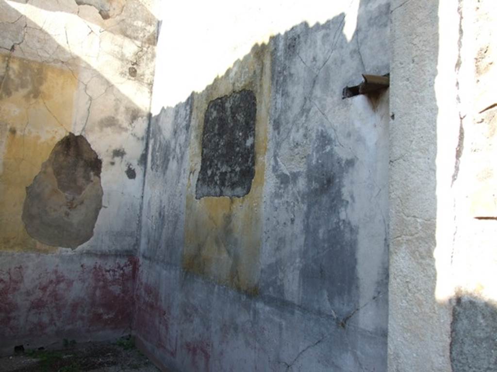 VII.4.31 Pompeii. March 2009. Room 22. East wall. The central wall painting was a Mythological Landscape showing Hercules rescuing Prometheus. Now in Naples Museum.