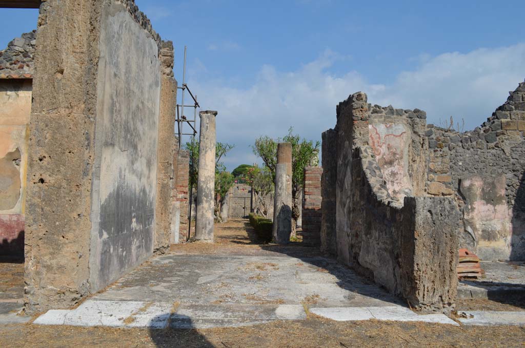 VII.4.31/51 Pompeii. September 2019.
Looking north across room 23 towards north peristyle, and doorway onto Via della Fortuna at VII.4.51.
Foto Annette Haug, ERC Grant 681269 DÉCOR