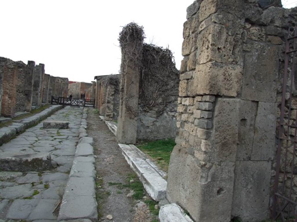 VII.4.31 Pompeii. March 2009.  Looking south along room 1, the entrance fauces, to main entrance at VII.4.31 on Via degli Augustali.

.