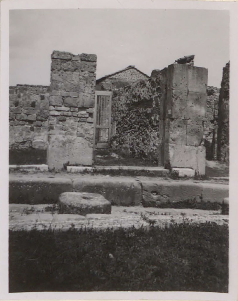 VII.4.31 Pompeii.  December 2004.  Looking north from Entrance Fauces.
