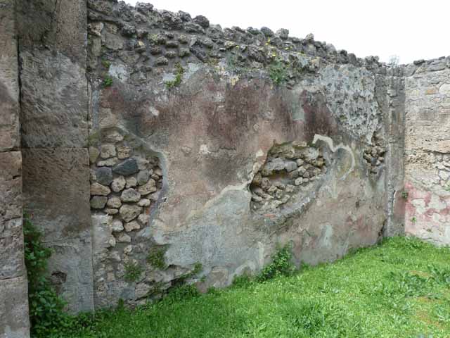 VII.4.32 Pompeii. May 2010. East wall of shop.