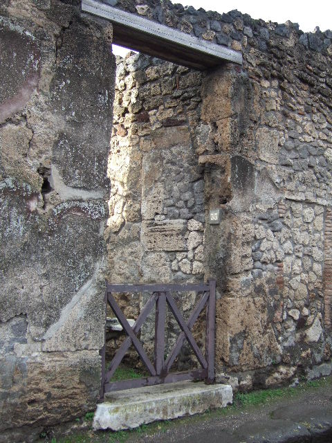 VII.4.33 Pompeii. December 2005. North wall of entrance room.