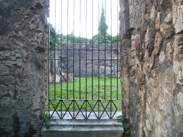 Street wall between VII.4.33 on left and VII.4.34 right. May 2006. Looking north-east.