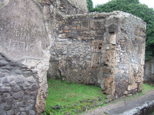 VII.4.34 Pompeii. December 2004. South-west corner of shop.