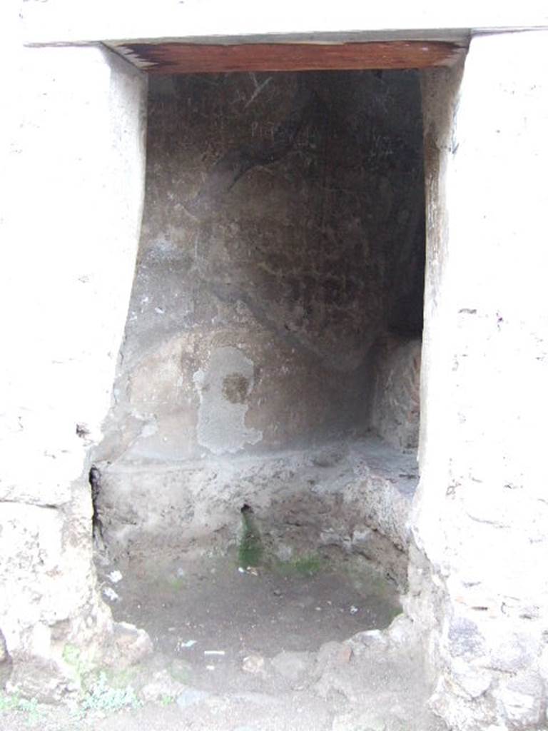 VII.4.37 Pompeii. May 2006. Entrance, looking into north-west corner.
