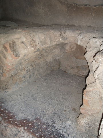 VII.4.37 Pompeii. May 2006. West curved wall formed from rear of large apsed room on east side of peristyle.
