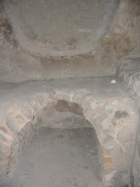 VII.4.37 Pompeii. May 2006. East wall near north-east corner.