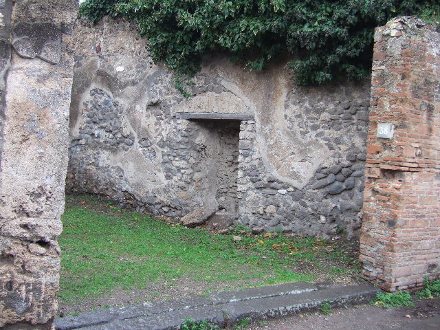 VII.4.38 Pompeii. May 2006. North wall, with cupboard or recess built into wall.