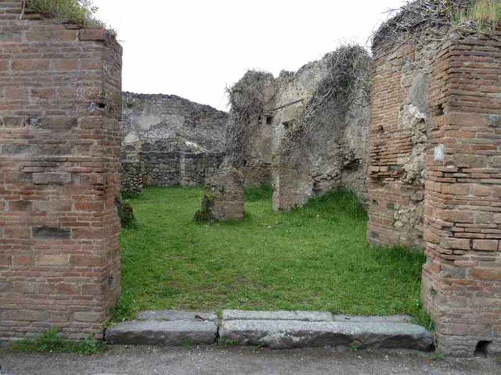 VII.4.39 Pompeii.  December 2004.  Looking west from entrance.