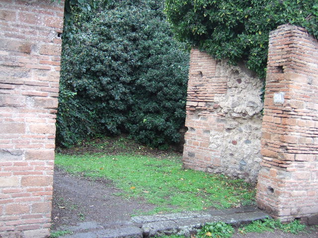 VII.4.39 Pompeii. March 2009. Looking west across shop towards rear room.