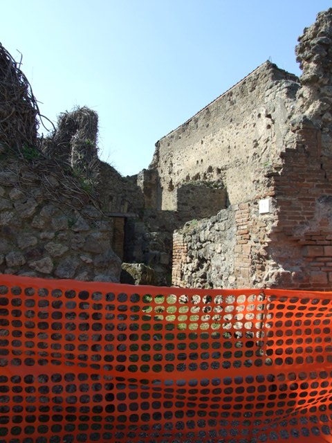 VII.4.40 Pompeii. May 2010. Looking west from entrance towards VII.4.39.