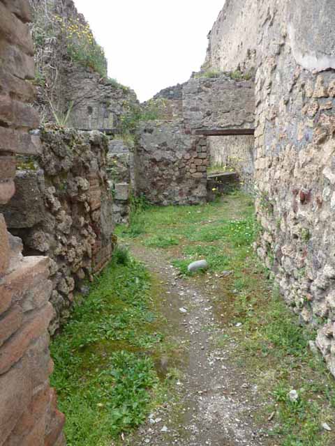 VII.4.41 Pompeii. May 2010. Latrine on south side of entrance.