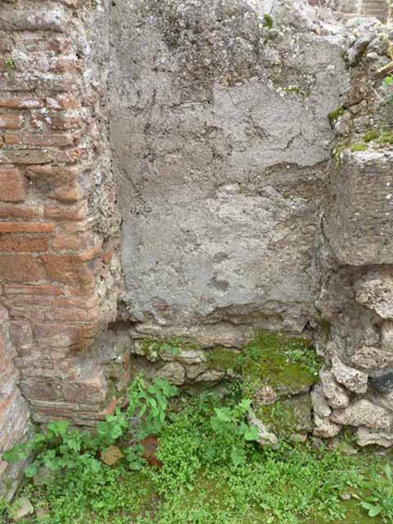 VII.4.41 Pompeii. May 2010. Looking east to entrance doorway from Vicolo Storto. The steps to the upper floor would have been along the wall, on the right.