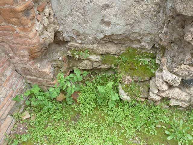 VII.4.41 Pompeii. May 2010. Sill or threshold, looking east from entrance.