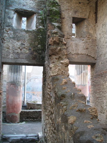 Exterior wall between VII.4.43 and VII.4.44 on Vicolo Storto. March 2009.