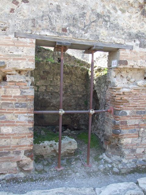 VII.4.44 Pompeii. May 2010. Base of steps to upper floor.