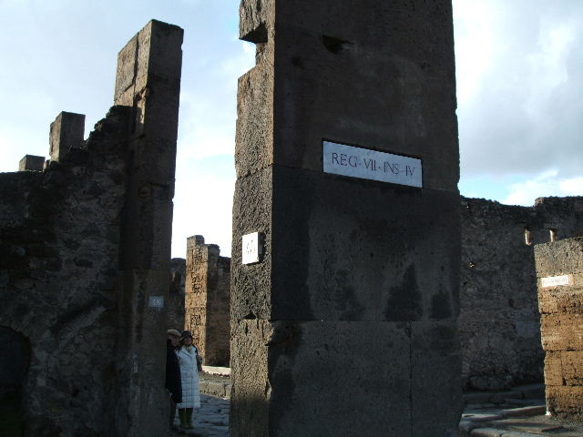 VII.4.45 Pompeii. December 2005. Looking south-west through entrance doorway.