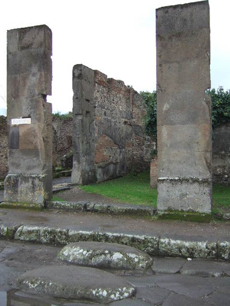 VII.4.46 Pompeii. December 2005. Arched doorway in west wall.
