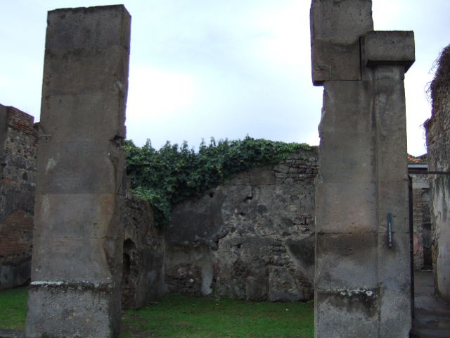 VII.4.47 Pompeii. May 2005. Looking south across entrance doorway.